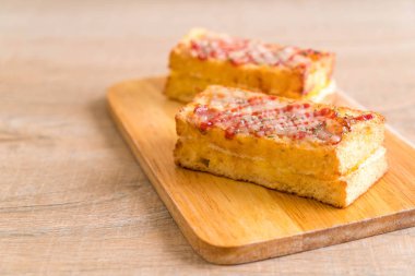 croque monsieur bacon ans egg sandwich