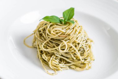 makarna spagetti yeşil pesto sos ve fesleğen ile