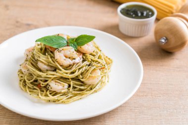 makarna spagetti pesto yeşil ve karides