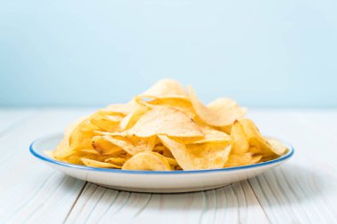 patates cipsi plaka üzerinde