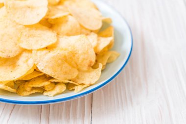 patates cipsi plaka üzerinde