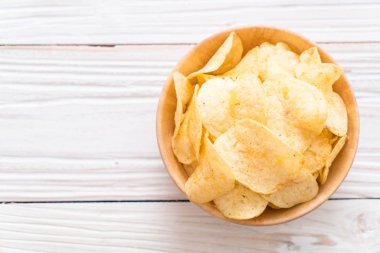 patates cipsi plaka üzerinde