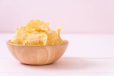 patates cipsi plaka üzerinde