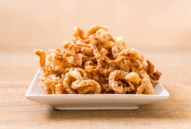 Kızarmış domuz eti rince ya da domuz eti aperatif Kuzey Tayland yeşil biber D ile