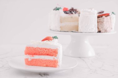 Tabakta çilekli pasta