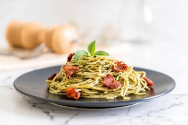 Fesleğen pesto ve pastırma ile makarna