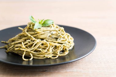 Spagetti fesleğen pesto ile