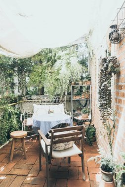 boş açık veranda masa ve sandalye dekorasyon Bahçe