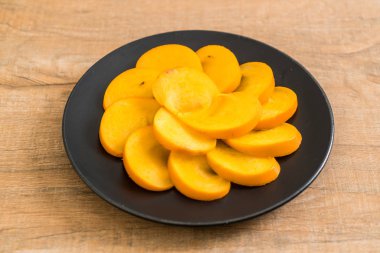 Trabzon hurması tabağa dilimlenmiş