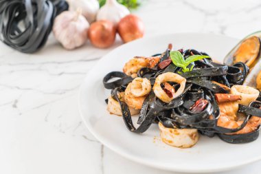 siyah spagetti veya deniz ürünleri ile makarna