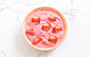 çilek smoothies kase