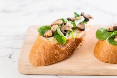 ekmek roket ve shiitake mantar