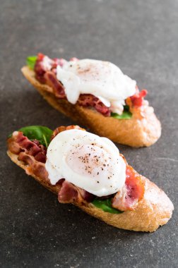 yumurta benedict pastırma ve roket ile 