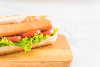 Hotdog sosis ve domates ile