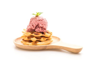 Çilekli dondurma waffle ile