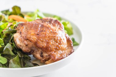 ızgara tavuk biftek sebze salatası ile