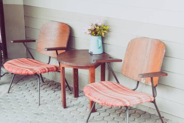 eski veranda masa ve sandalye