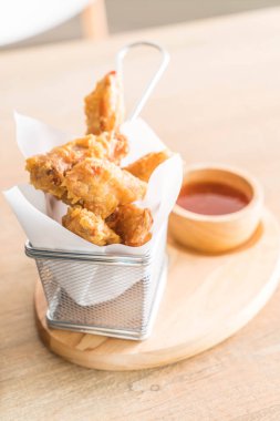 Kızarmış tavuk kanadı. 