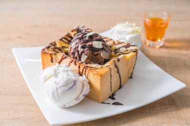 Çikolatalı dondurma ile ekmek tost