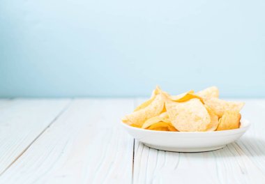 patates cipsi plaka üzerinde