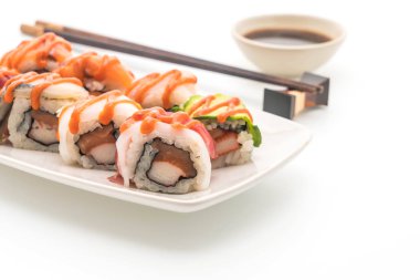 karışık suşi rulo ile baharatlı sos - Japon gıda tarzı
