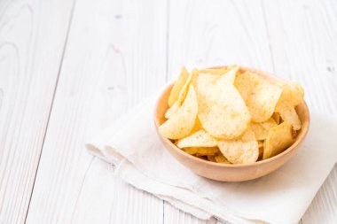 patates cipsi plaka üzerinde
