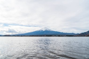 Japonya 'daki Kawaguchiko Gölü' nde Fuji Dağı..