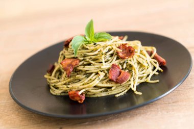 Fesleğen pesto ve pastırma ile makarna