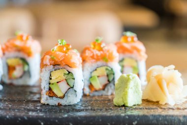 Somon suşi roll