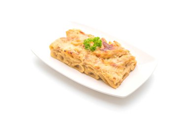 peynir ve jambon ile pişmiş penne makarna