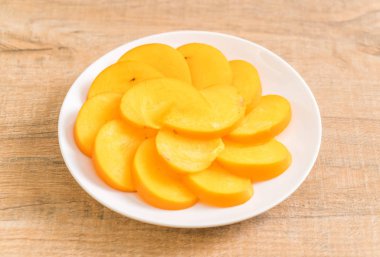 Trabzon hurması tabağa dilimlenmiş