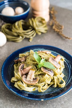 Mantarlı ıspanak fettuccine