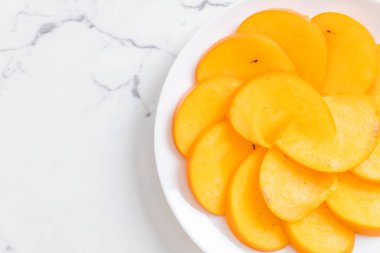 Trabzon hurması tabağa dilimlenmiş