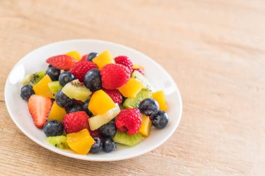 karışık taze meyve (çilek, ahududu, yaban mersini, kivi, mang