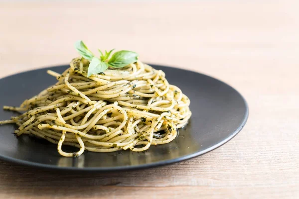 Espaguetis con pesto de albahaca — Foto de Stock