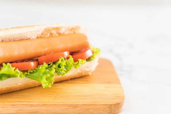 Hotdog con salsiccia e pomodoro — Foto Stock