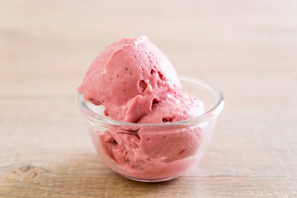 Helado de fresa cucharada — Foto de Stock