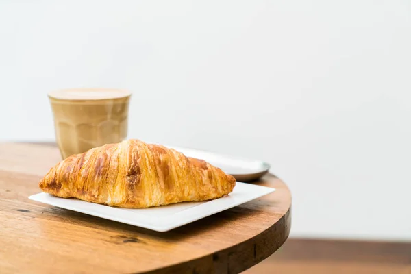 Croissant mit heißem Kaffee — Stockfoto