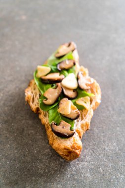 mantar kruvasan sandviç