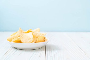 patates cipsi plaka üzerinde