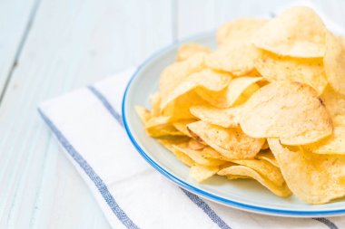 patates cipsi plaka üzerinde