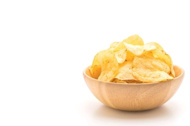 Beyaz arkaplanda patates cipsi