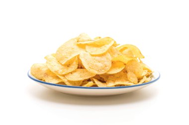 Beyaz arkaplanda patates cipsi