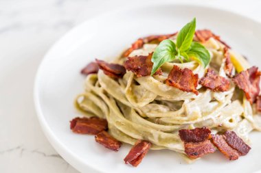 ıspanak fettuccine krem peynir beyaz sos ve pastırma ile