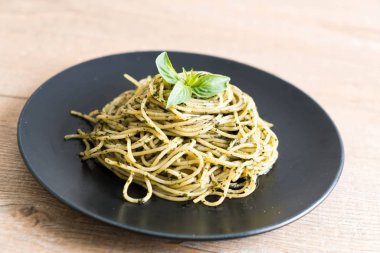 Spagetti fesleğen pesto ile