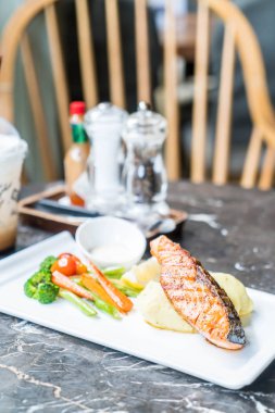 püre patates ve sebze somon biftek