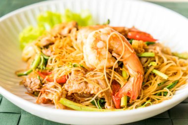 Kızarmış beyaz erişte ve su Mimoza baharatlı sos ile 