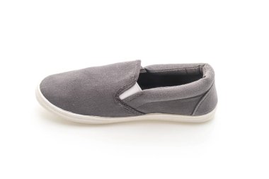 Beyaz arka planda gri spor ayakkabı 