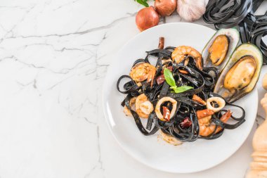 siyah spagetti veya deniz ürünleri ile makarna