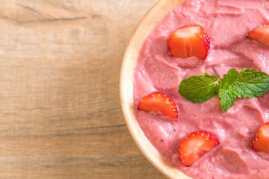 çilek smoothies kase